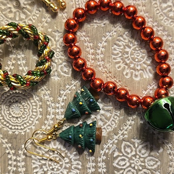 Bundle of Christmas Jewelry ~Earrings, Bracelet, and Brooch - Picture 7 of 8